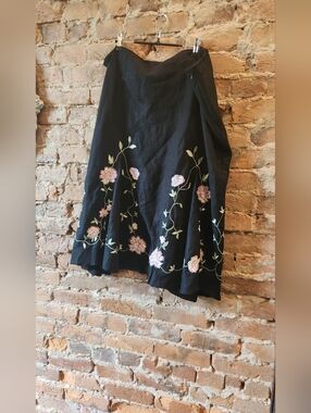 Like New! Dressbarn Skirt with Embroidered Flowers Size 24 W
